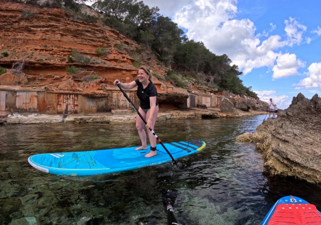 ¿Qué llevar a tu primera sesión de paddle surf en Ibiza?